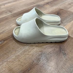 Yeezy Slides Bone